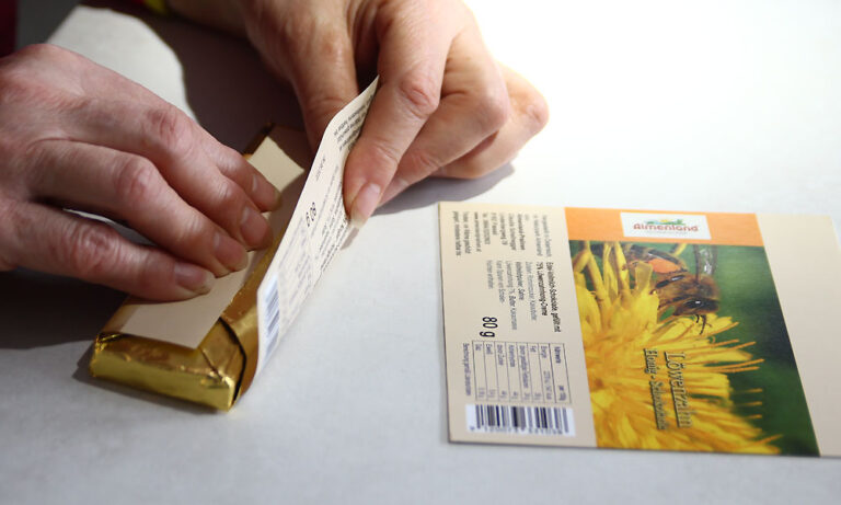 die schokolade wird von hand in die banderolen gelegt