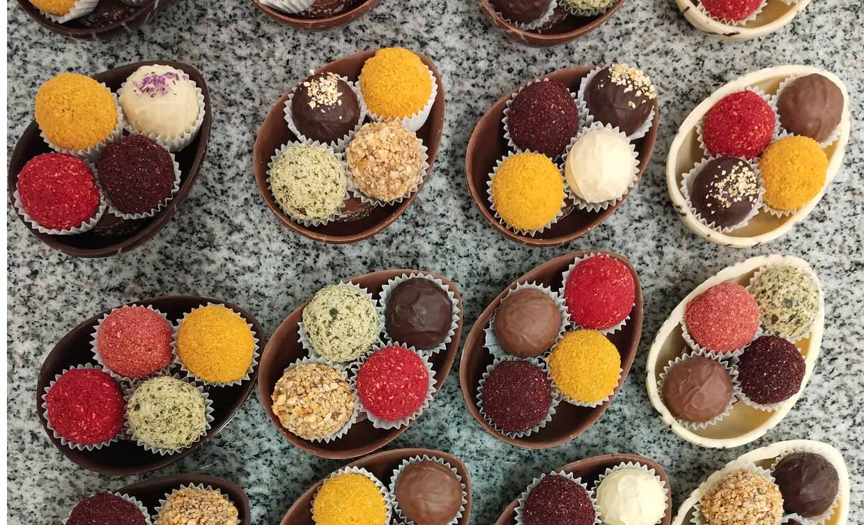 Bunte Pralinen in Schokoeiern