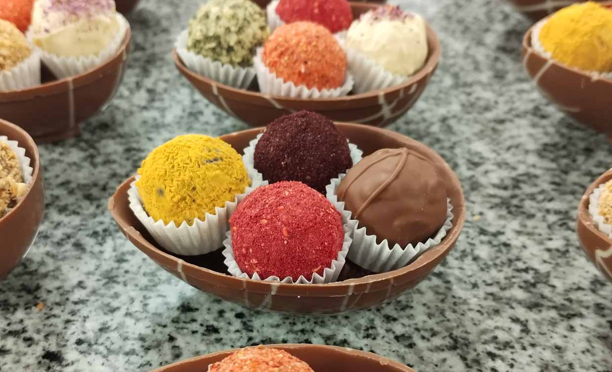 Drei Almenland-Pralinen im Schokoladeschale